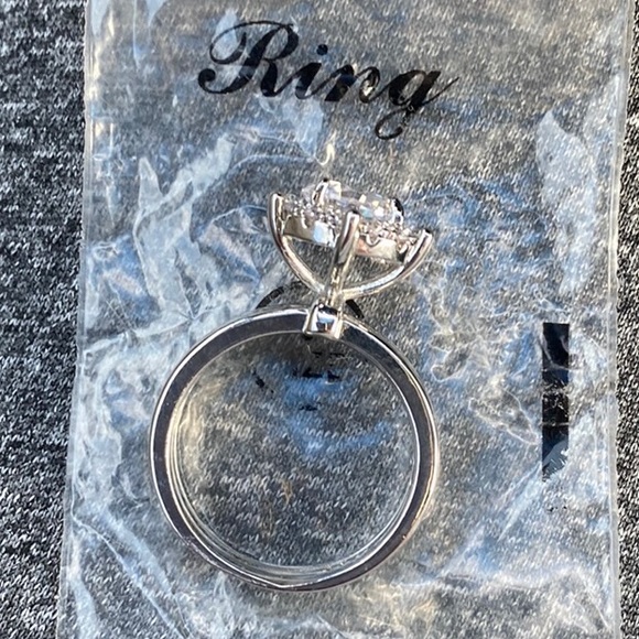 Gorgeous ring size 8 - Picture 4 of 5